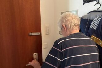 Dreiste Diebe nehmen selbst die Eheringe mit – Seniorin wird in Wohnung bedrängt