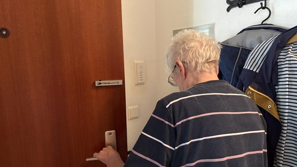 Dreiste Diebe nehmen selbst die Eheringe mit – Seniorin wird in Wohnung bedrängt