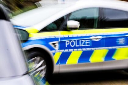 Dreister Diebstahl in Dinslaken: 82-jährige Frau wird im Hausflur bestohlen