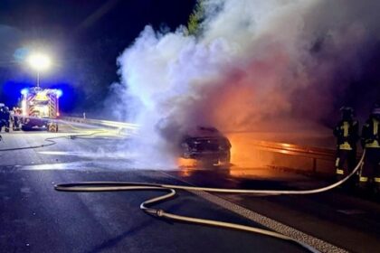 Feuerwehr Hünxe im Einsatz: brennender Pkw auf der A3 – Autobahn wurde gesperrt