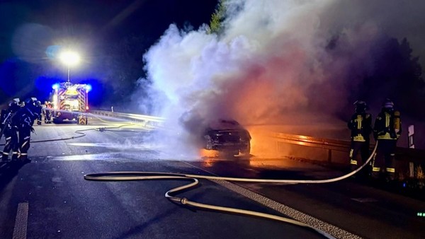 Feuerwehr Hünxe im Einsatz: brennender Pkw auf der A3 – Autobahn wurde gesperrt