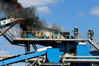 Feuerwehreinsatz in Hünxer Gewerbegebiet: Siebanlage brannte in zwölf Metern Höhe
