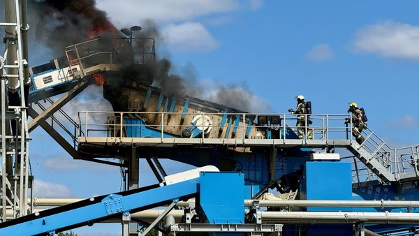 Feuerwehreinsatz in Hünxer Gewerbegebiet: Siebanlage brannte in zwölf Metern Höhe