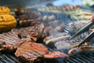 Grillsaison 2026: Was in Wesel, Dinslaken oder Moers auf den Grill kommt