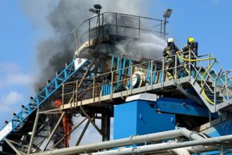 Großeinsatz in Hünxe: Brand in zwölf Meter Höhe – Feuerwehr kommt mit allen Einheiten