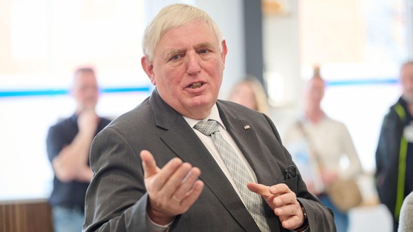 Hitzeschutz für Seniorenheime: Caritas Dinslaken hat Lösung - Minister zu Besuch