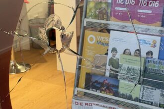 In Dinslakener Innenstadt: Schmierereien an Wahlkreisbüro – Linke spricht von Anschlag