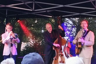 Jazz im Pfarrgarten: Thimo Niesterok Trio begeistert bei Gartenparty in Dinslaken