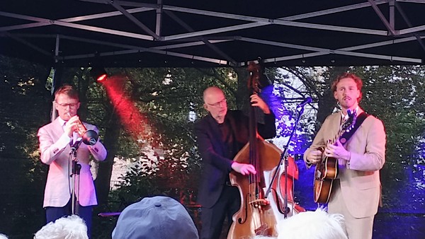 Jazz im Pfarrgarten: Thimo Niesterok Trio begeistert bei Gartenparty in Dinslaken