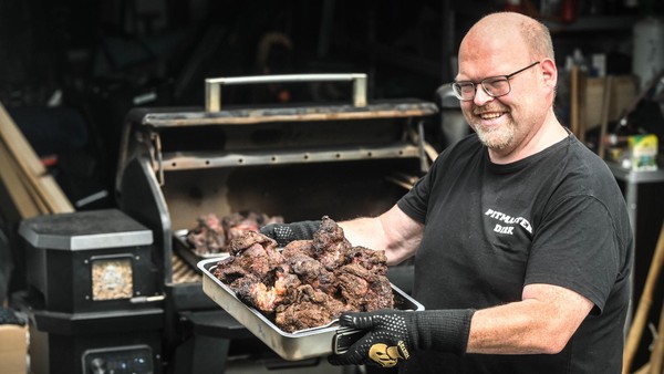 Leckere Rezepte aus dem Smoker – Profi Dirk gibt Tipps: „Niemals mit Nadelholz“