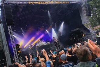 Mono Inc. spielten in Dinslaken – und das Burgtheater trug freudiges Schwarz