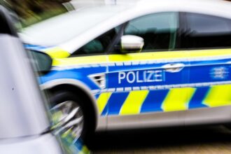 Motorradfahrer flüchtet vor Polizei in Dinslaken und ignoriert rote Ampeln