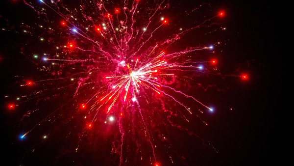 Nächtliches Feuerwerk in Dinslaken – trotz hoher Brandgefahr