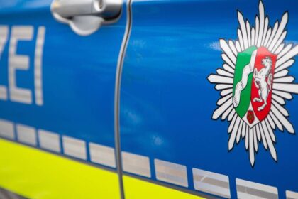 Polizei sucht Zeugen: Unbekannte stehlen Schmuck von Seniorin (82) im Hausflur