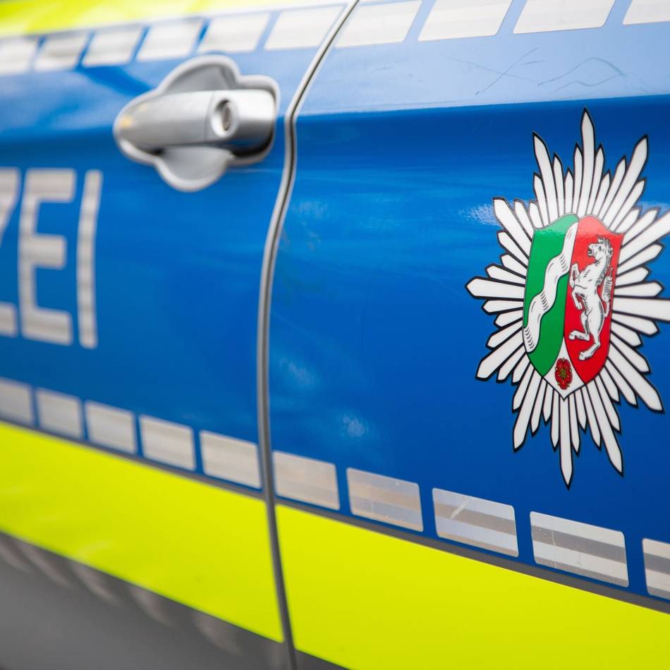 Polizei sucht Zeugen: Unbekannte stehlen Schmuck von Seniorin (82) im Hausflur