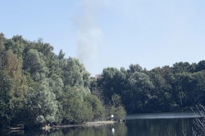 Rauchsäule über Waldstück: Hünxer Feuerwehr bekämpft Brand – so verlief der Einsatz