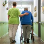 Rentner und andere Pflegekräfte gesucht: Wie die Caritas Engpässe stopfen will