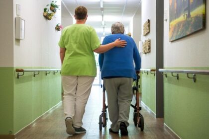 Rentner und andere Pflegekräfte gesucht: Wie die Caritas Engpässe stopfen will