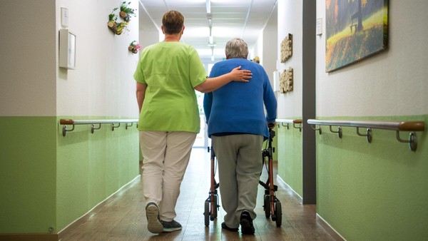 Rentner und andere Pflegekräfte gesucht: Wie die Caritas Engpässe stopfen will