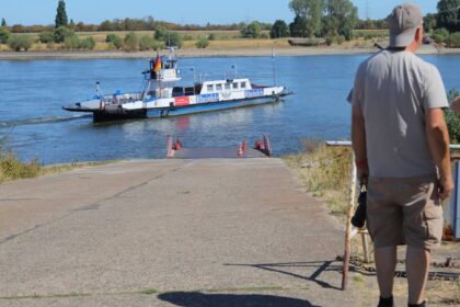 Rheinfähre Orsoy-Walsum: Niedrigwasser des Rheins bedroht Fährbetrieb