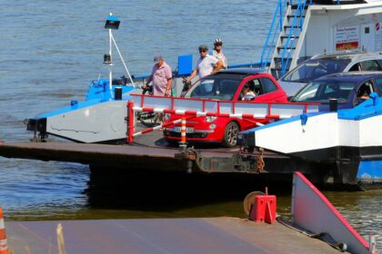 Rheinpegel ist gestiegen: Fähre pendelt ab Freitag wieder zwischen Walsum und Orsoy