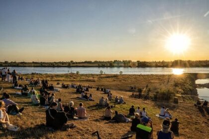 Sonnenfinsternis zieht zahlreiche Besucher an die Emschermündung in Dinslaken