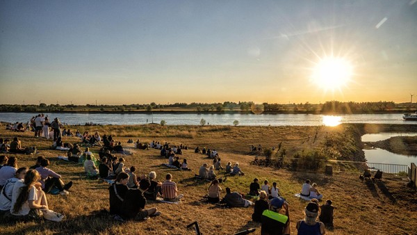Sonnenfinsternis zieht zahlreiche Besucher an die Emschermündung in Dinslaken