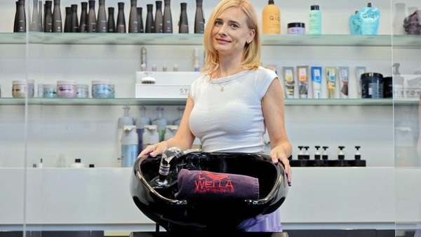 Spätes Karriereglück: Dreifach-Mama wird mit 41 Friseurin – „Will glücklich sein“
