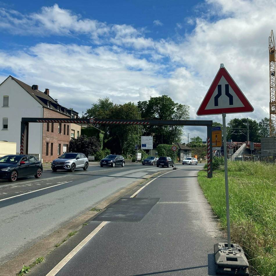 Sperrung aufgehoben: Nach kurzer Sperrung läuft es auf der B8 jetzt wieder