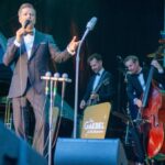 Tom Gaebel begeistert im Burgtheater Dinslaken mit nostalgischen Swing-Klängen