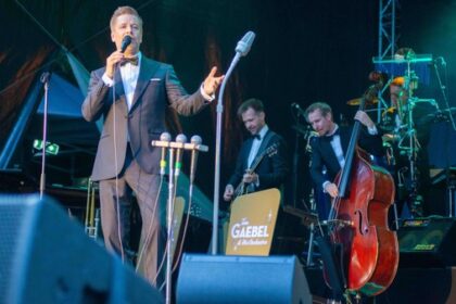 Tom Gaebel begeistert im Burgtheater Dinslaken mit nostalgischen Swing-Klängen