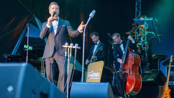 Tom Gaebel begeistert im Burgtheater Dinslaken mit nostalgischen Swing-Klängen