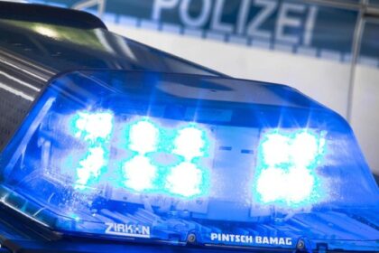 Trickdiebe stehlen Halskette und Armband von 64-Jähriger in Dinslaken
