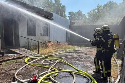 Übung wird Ernstfall: Hünxer Feuerwehr löscht Dachstuhlbrand