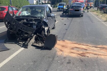 Unfall in Dinslaken: Autos stoßen frontal zusammen – drei Verletzte