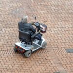 Verkehrsunfall in Voerde: Rollstuhlfahrer bringt Dreijährigen auf Fahrrad zu Fall – und flüchtet