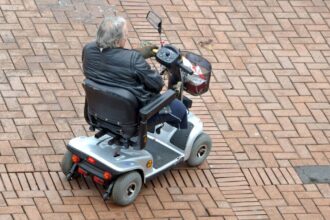 Verkehrsunfall in Voerde: Rollstuhlfahrer bringt Dreijährigen auf Fahrrad zu Fall – und flüchtet