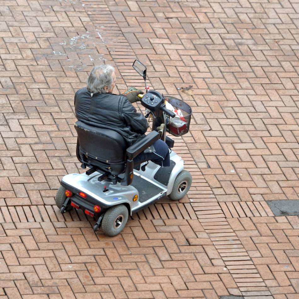 Verkehrsunfall in Voerde: Rollstuhlfahrer bringt Dreijährigen auf Fahrrad zu Fall – und flüchtet