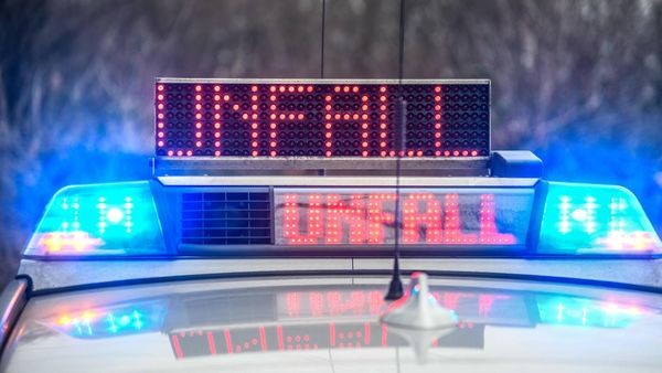 Voerde: Pkw stoßen auf der Hindenburgstraße frontal zusammen
