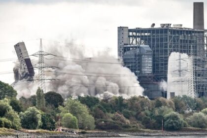 Vor und nach der Sprengung: Bild zeigt Kraftwerksgelände in Voerde im Vergleich