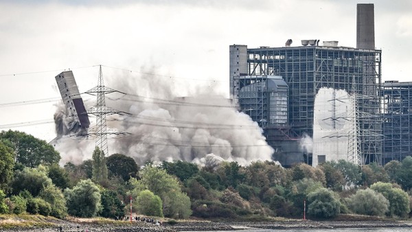 Vor und nach der Sprengung: Bild zeigt Kraftwerksgelände in Voerde im Vergleich