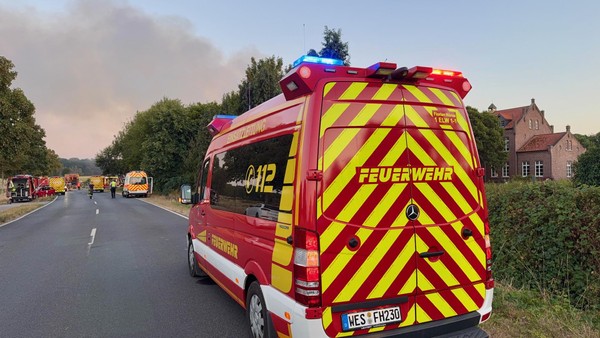 Waldbrand in Sonsbeck: Feuerwehr Dinslaken und Hünxe unterstützen Löscharbeiten