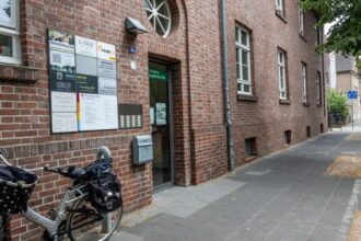 Warum hat Dinslaken den Mietvertrag für die Bücherstube Lohberg gekündigt?