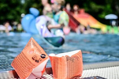 Zu wenig Geld fürs Freibad: Verein aus Dinslaken verteilt Freikarten an Kinder