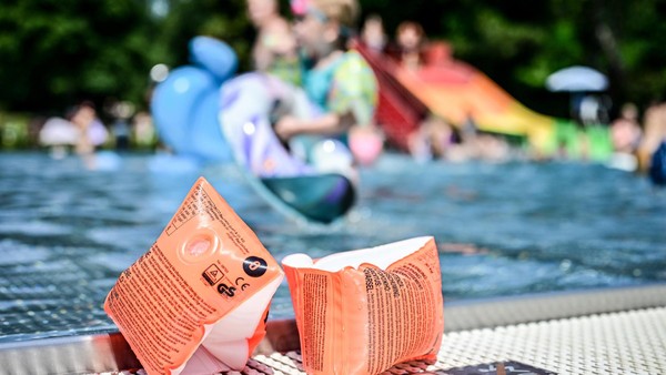 Zu wenig Geld fürs Freibad: Verein aus Dinslaken verteilt Freikarten an Kinder