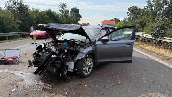 Zwei Verletzte nach Unfall auf A3 bei Hünxe - Autobahn gesperrt