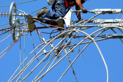 Zwischen Voerde und Rheinberg: 380-Kilovolt-Leitung über den Rhein gespannt